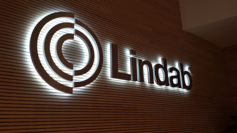 Podsvětlené logo Lindab
